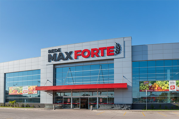 Fachada de uma loja da Rede Max Forte