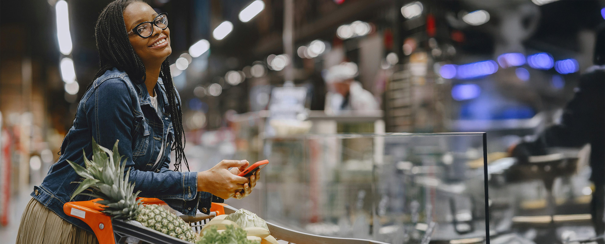 Interior de um supermercado moderno com corredores amplos